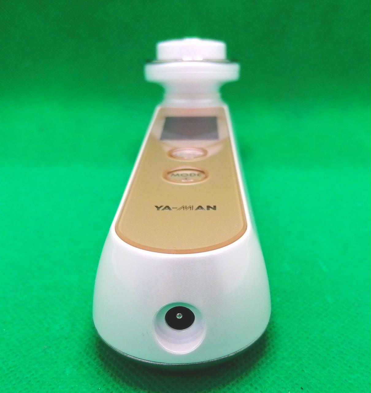 ACアダプタ―は付属していません。