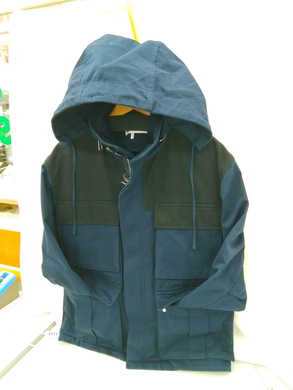 襟内部にフードが収納されています！！