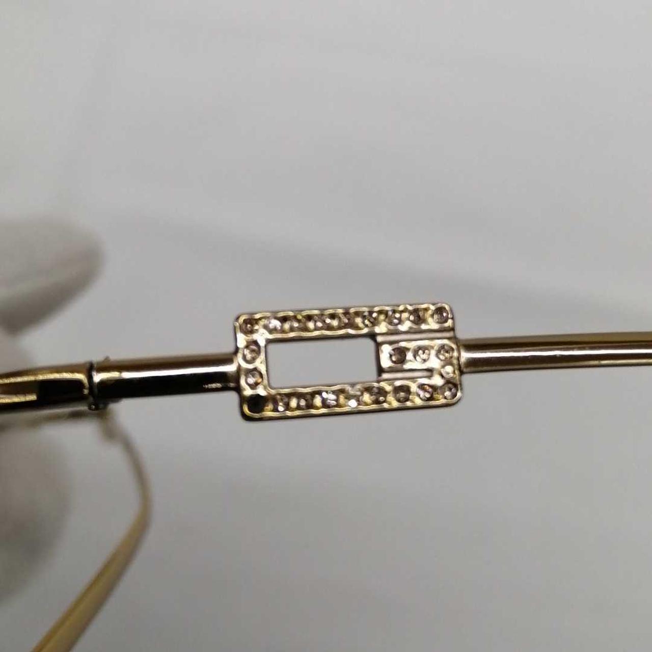 石が一つ外れています。