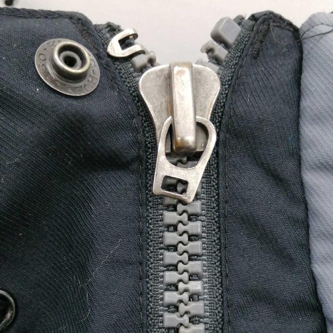 ファスナーの引き手取れています