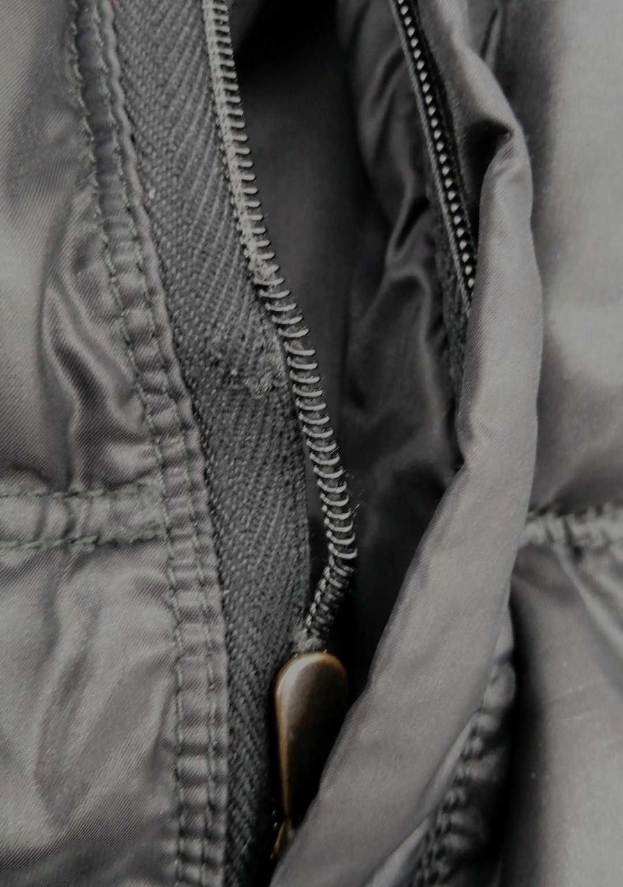 右ポケットのファスナー壊れています