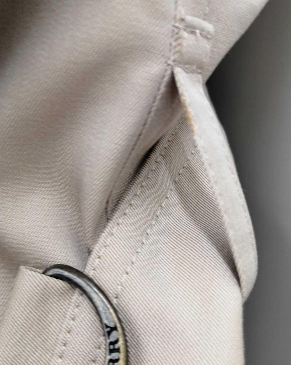 ベルト紐の部分に小さい汚れ有り