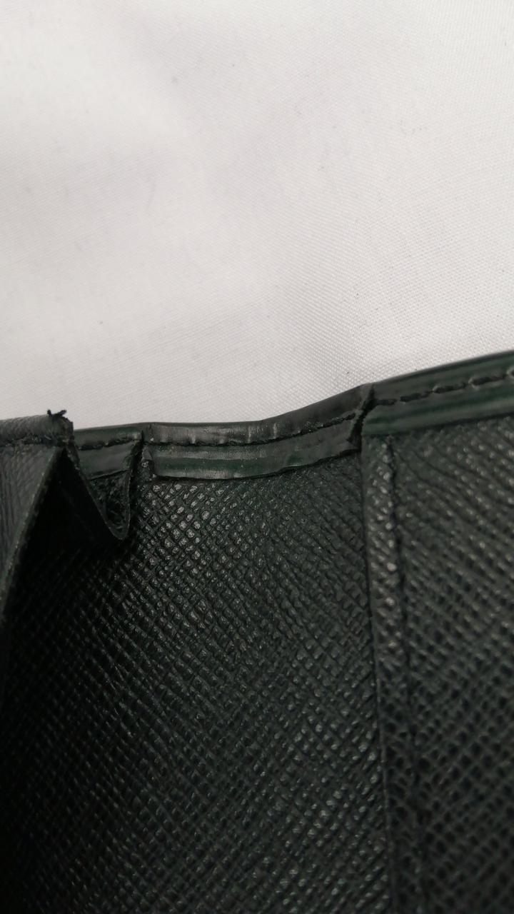 一部裂けています