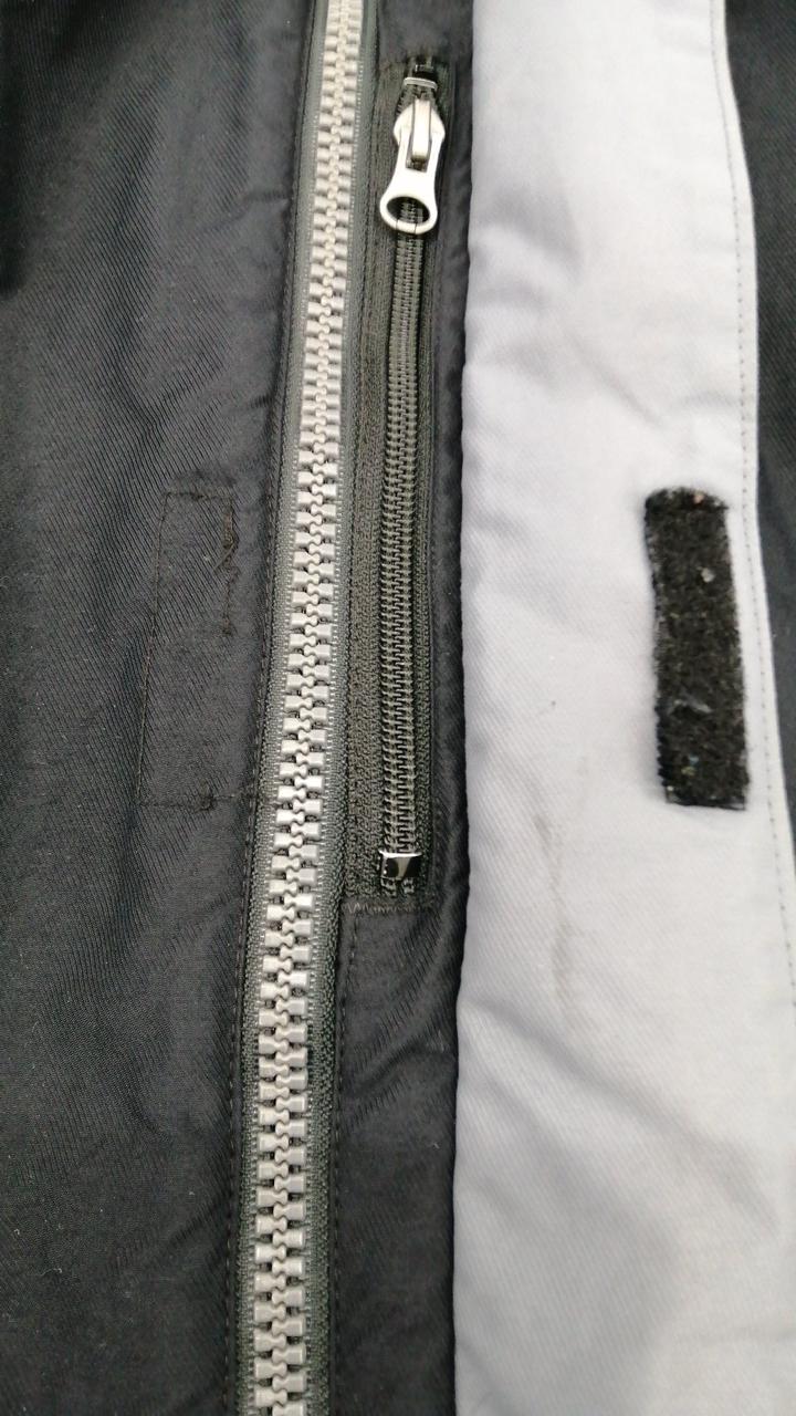 マジックテープ剥がれています