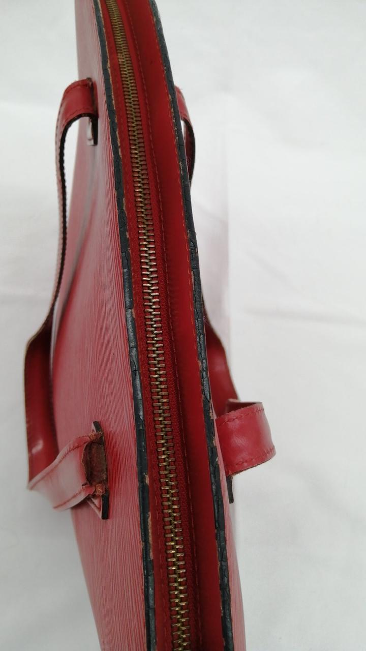 持ち手の付け根部分に破れ、剥がれ有り