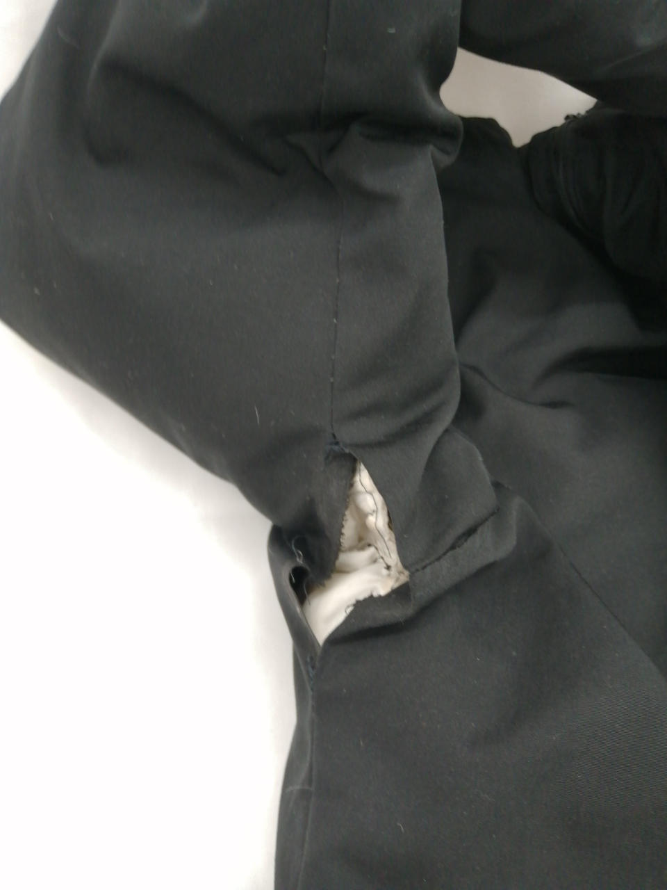 両脇の下裂けています