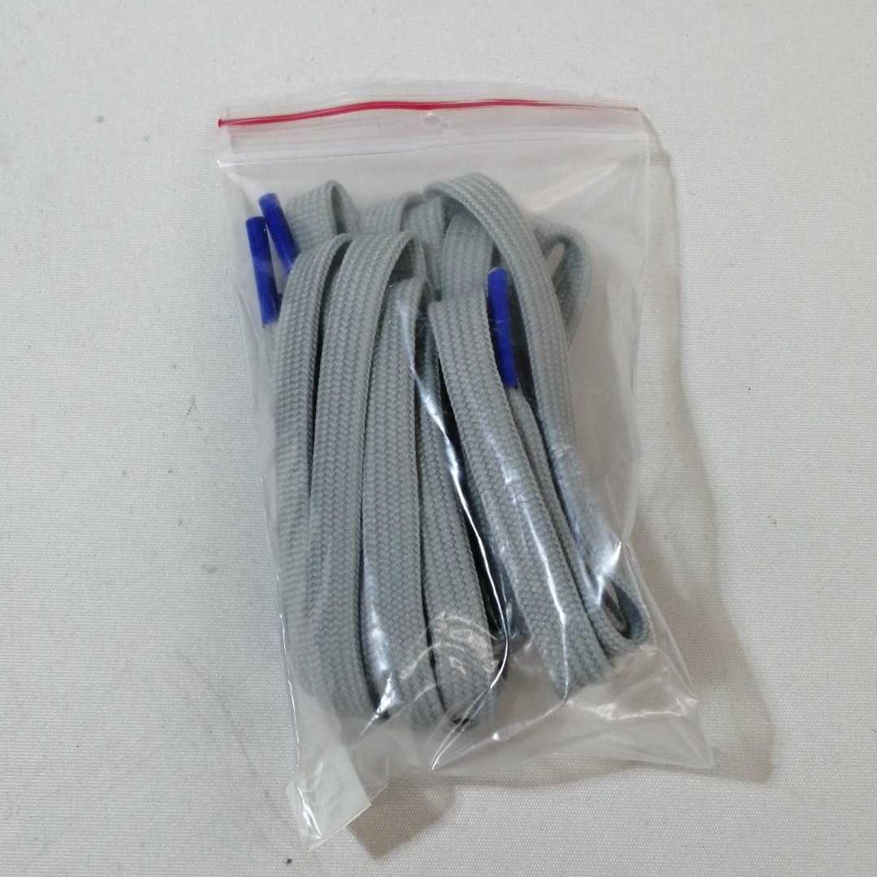 換えの靴紐付いてます