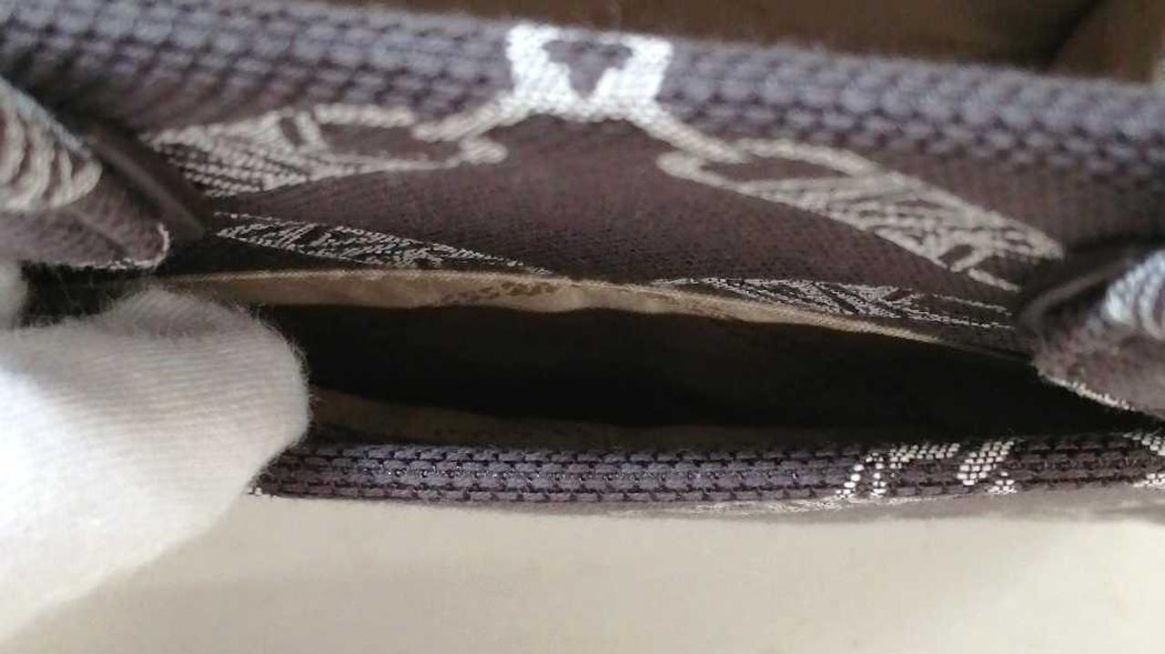 正面にもポケット付いてます