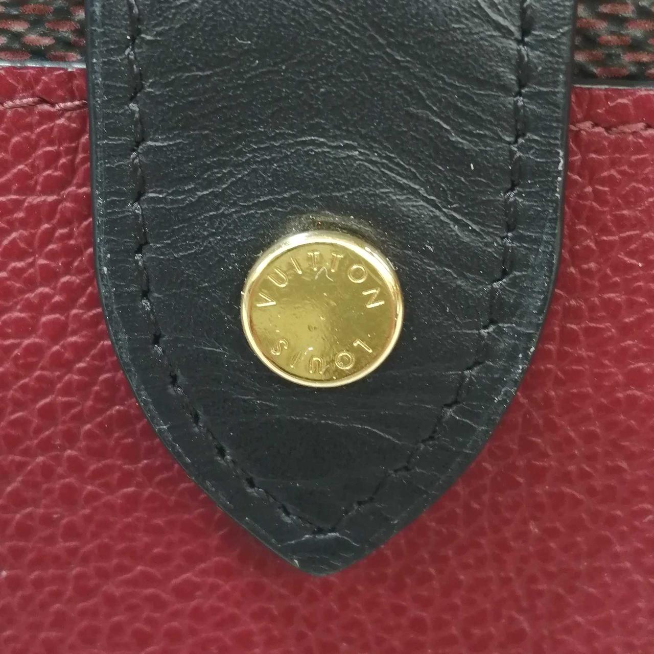 LOUIS VUITTONの刻印あります