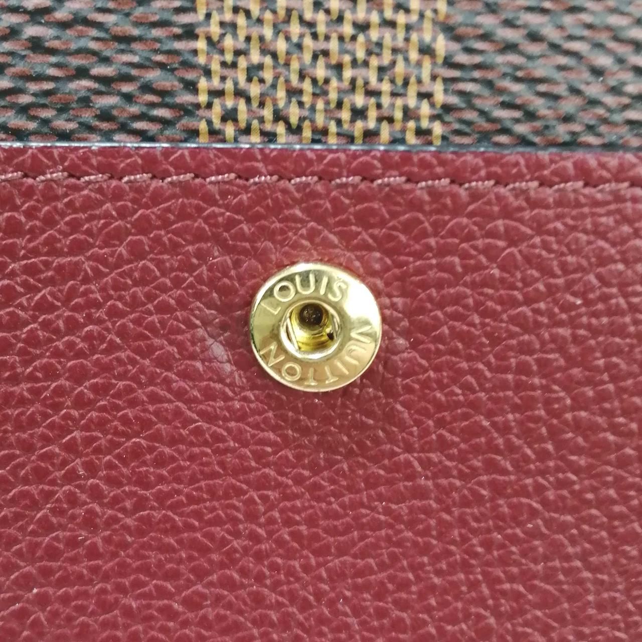 LOUIS VUITTONの刻印あります