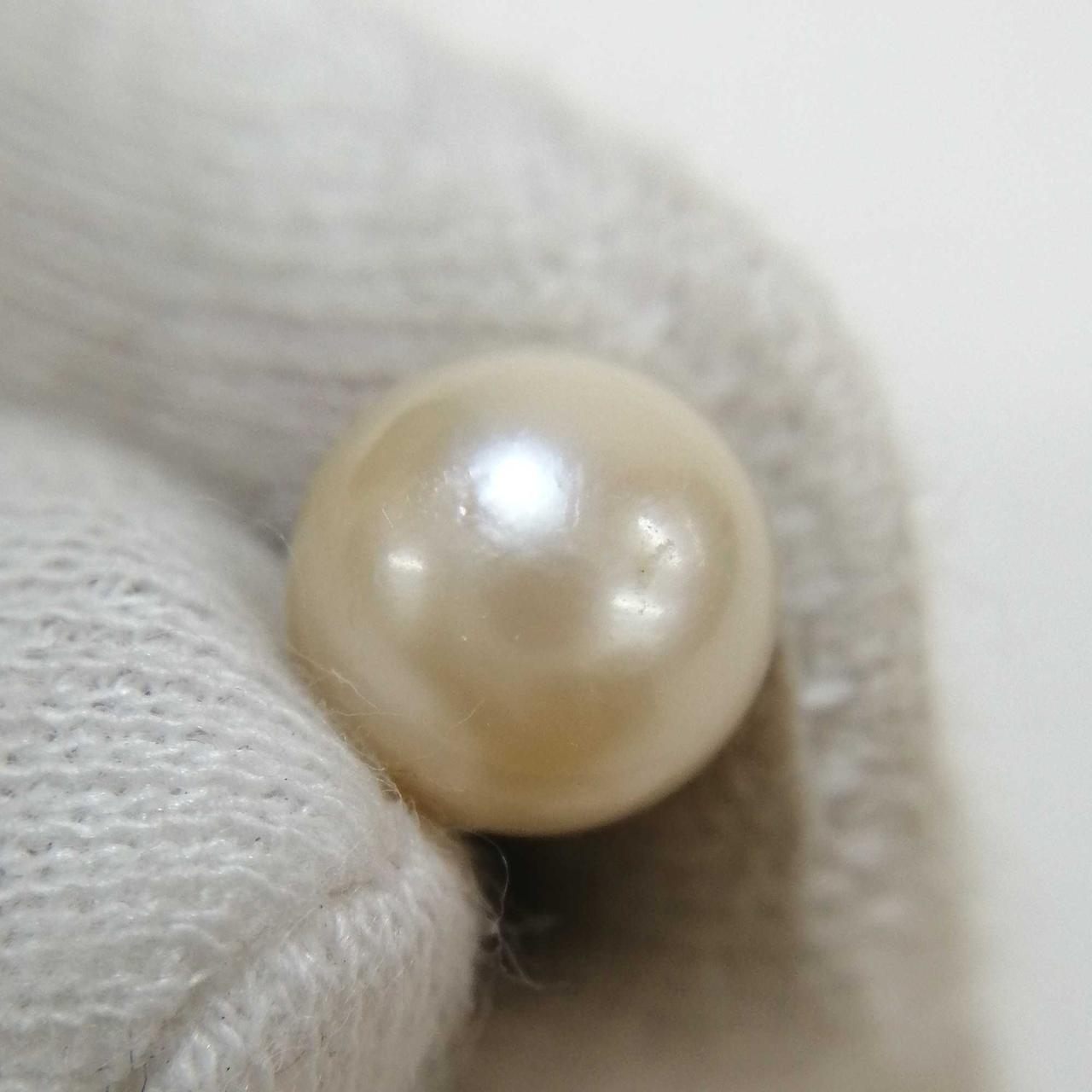 石に小さい傷あります