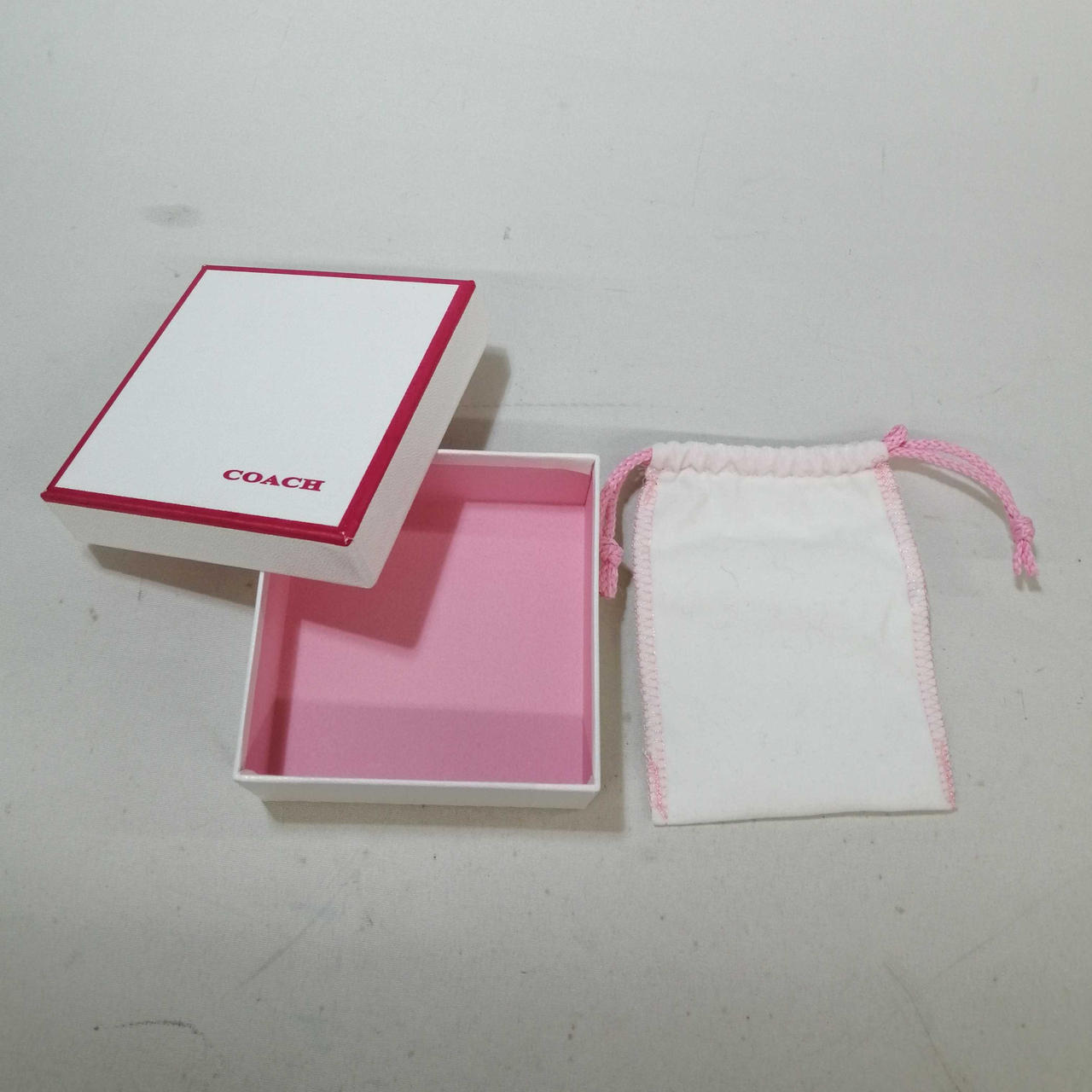 箱と保存袋付きです