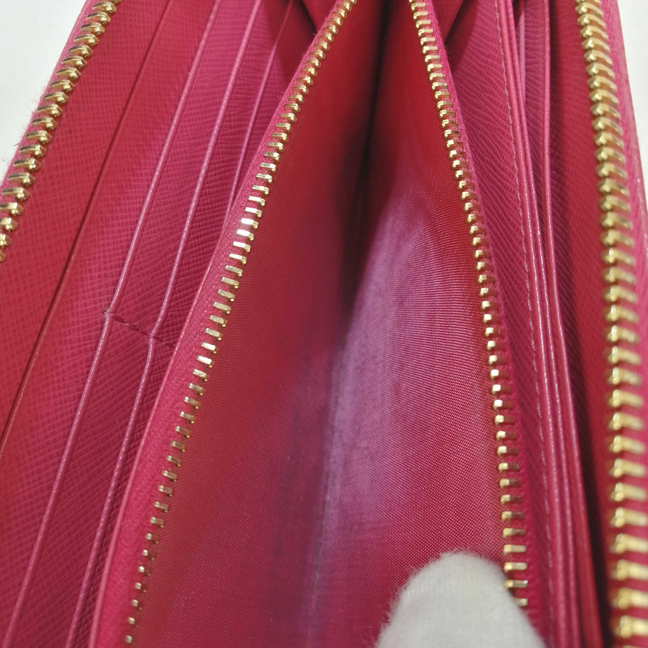 ポケット内側全体的に黒く汚れています