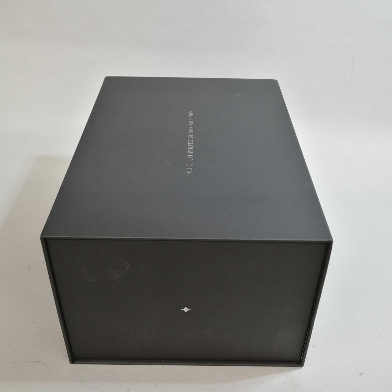 箱にキズ、汚れあります