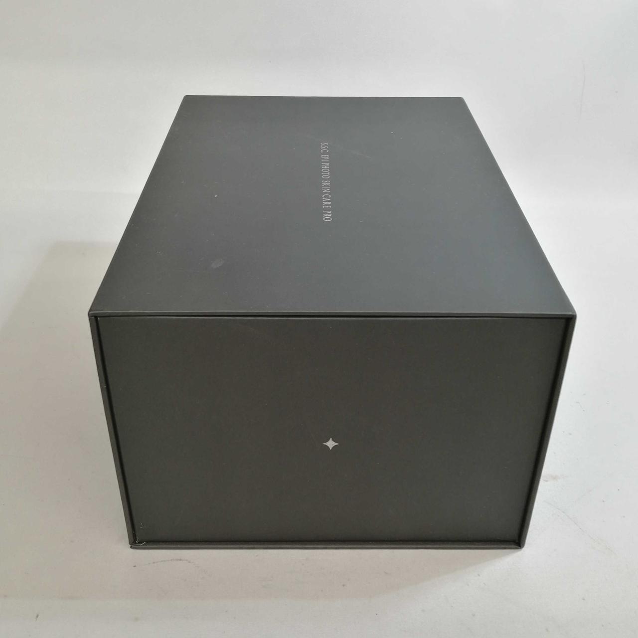 箱にキズ、汚れあります