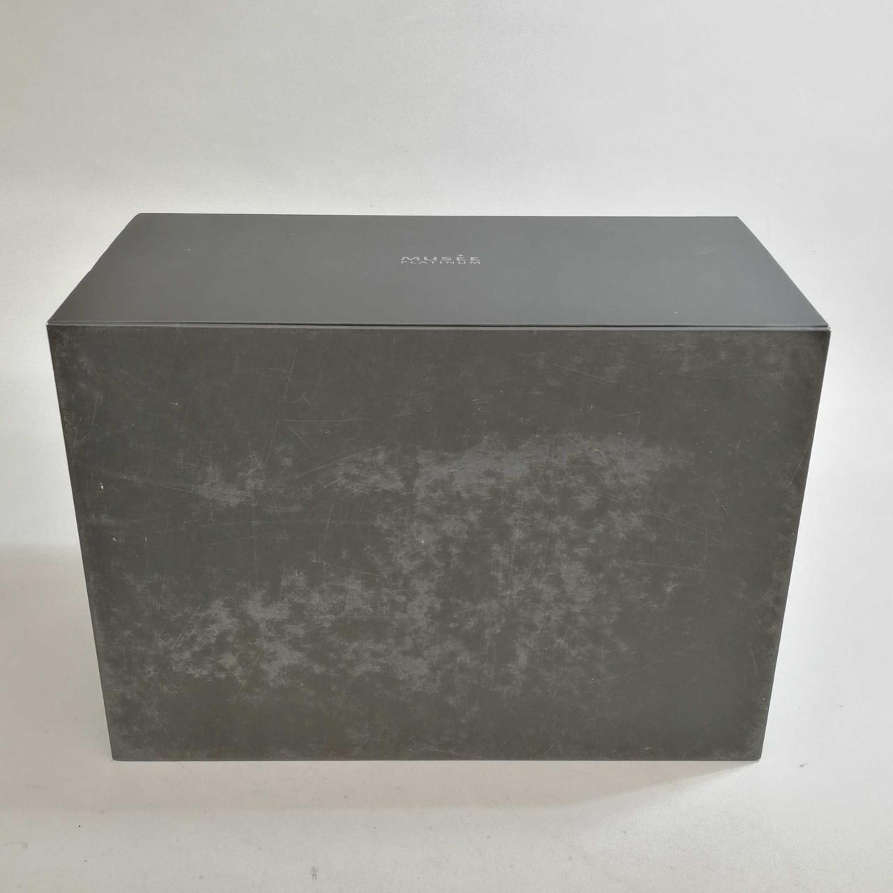 箱にキズ、汚れあります