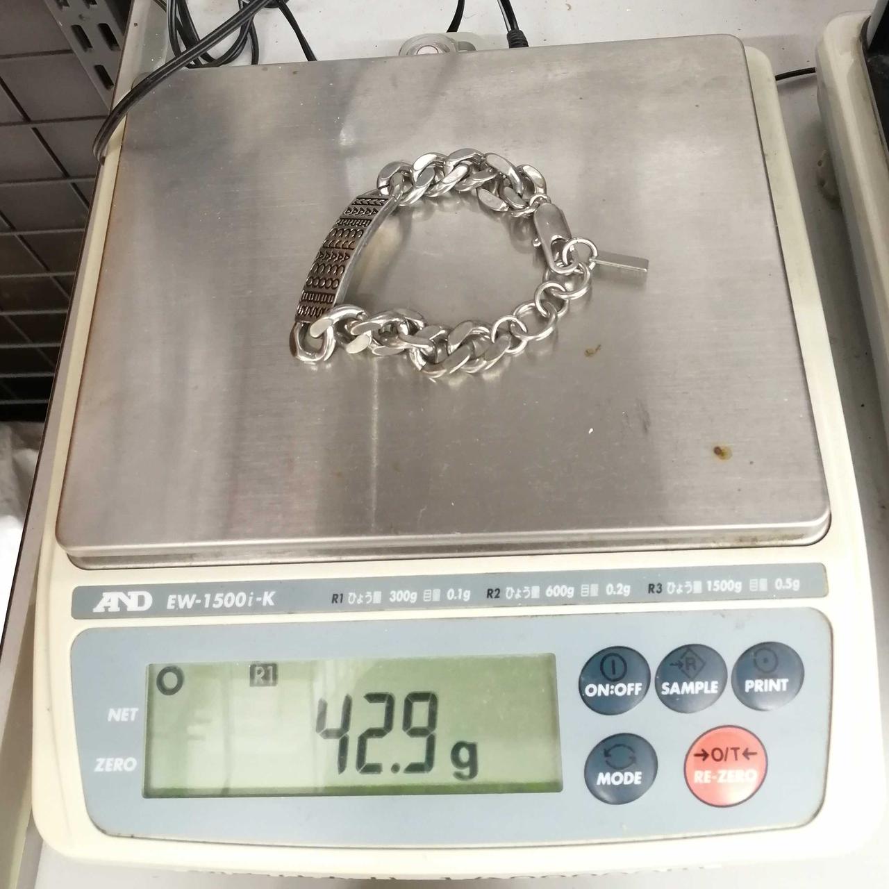 42.9g