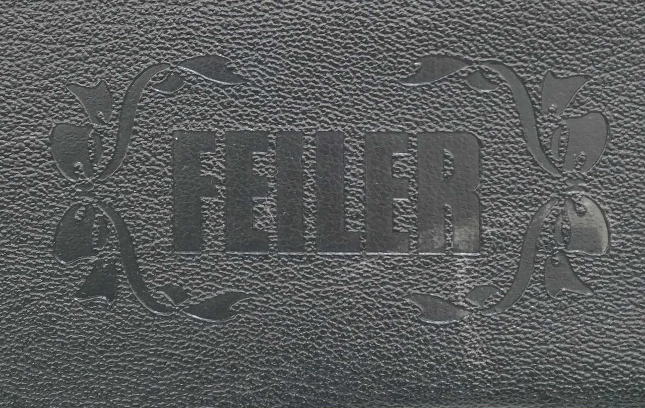 底面　両足ロゴ