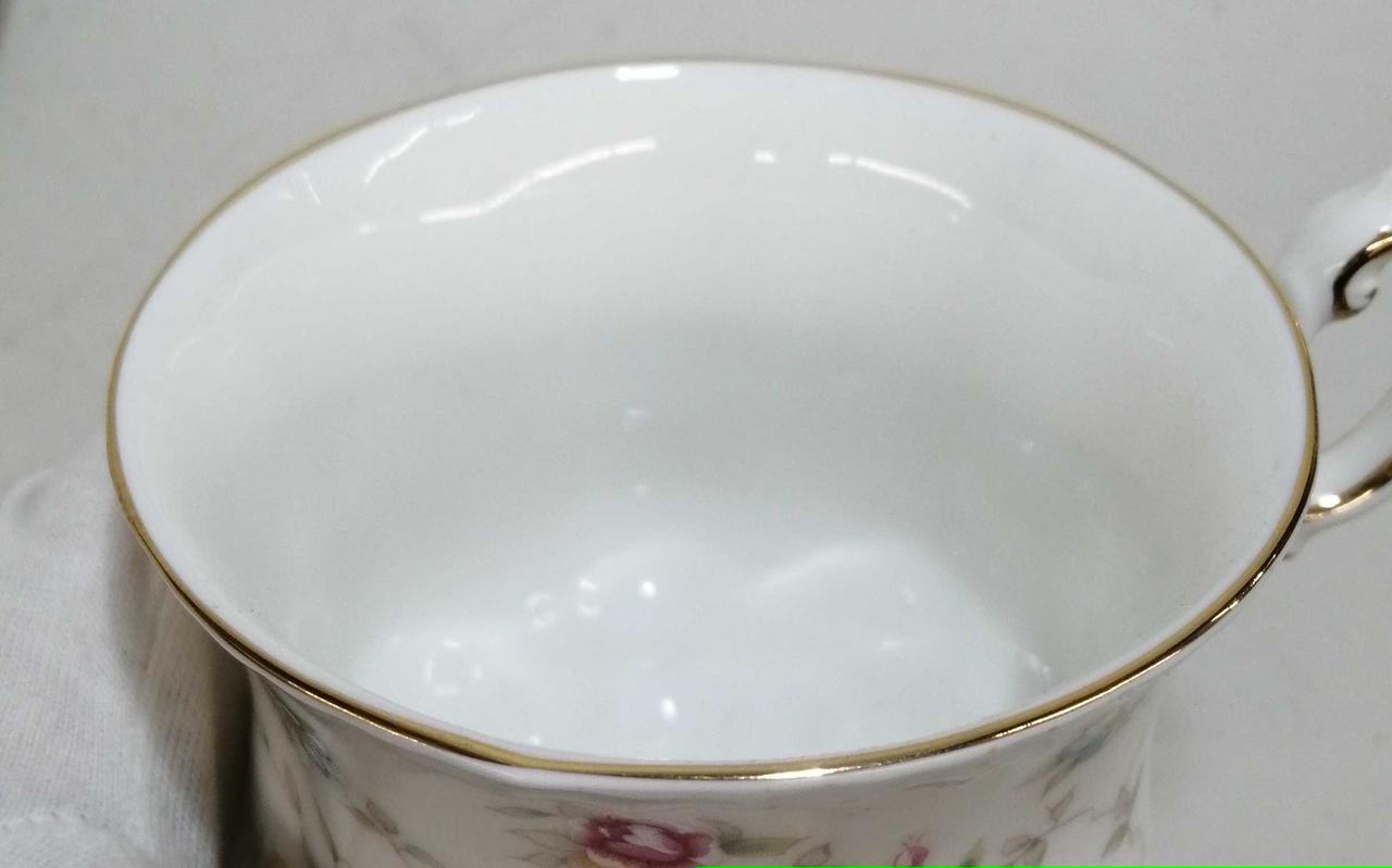 カップ　飲み口　金の縁です