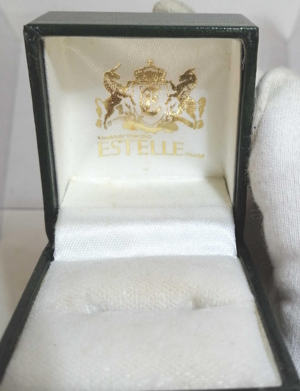 リング　箱　内側　全体茶色く汚れています