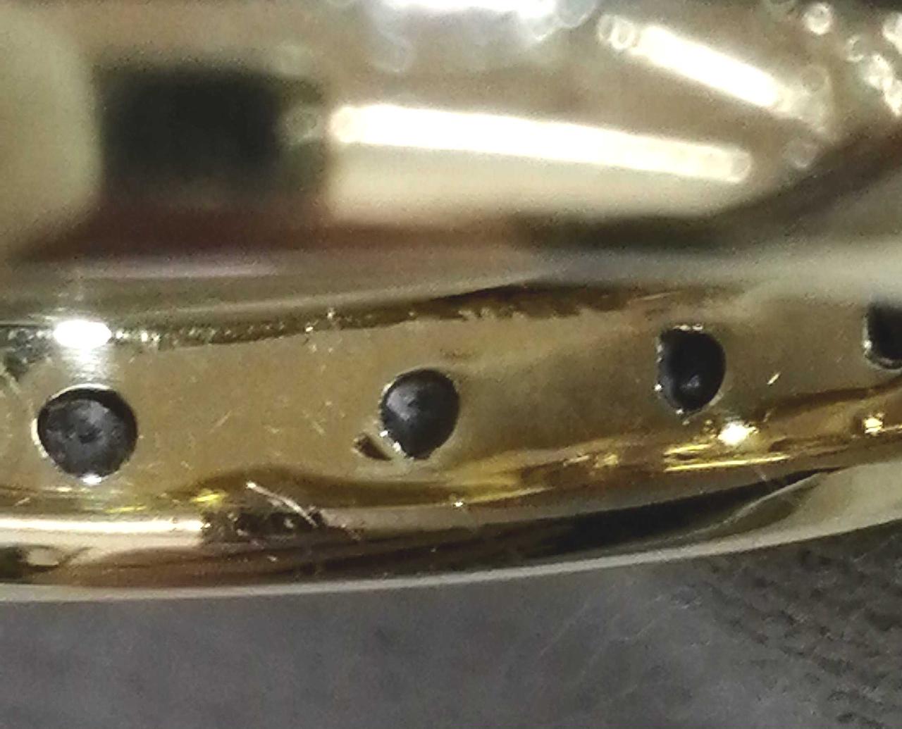 リング内側
穴の横にキズあります