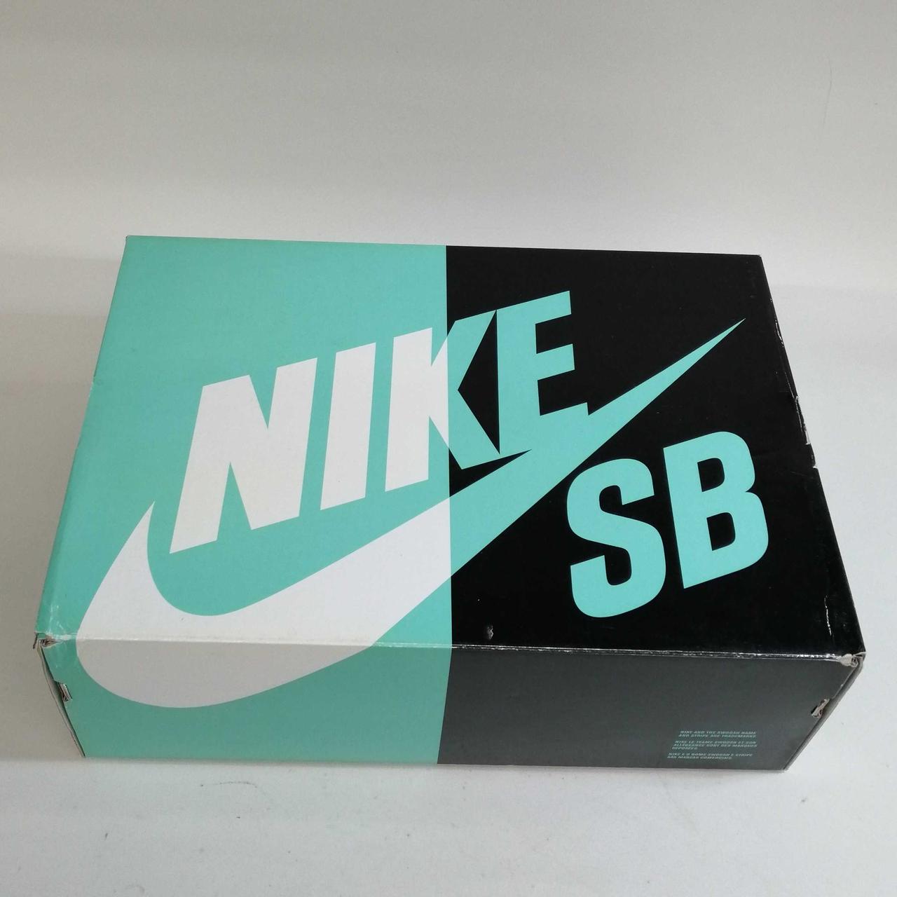 箱にキズ、へこみあります