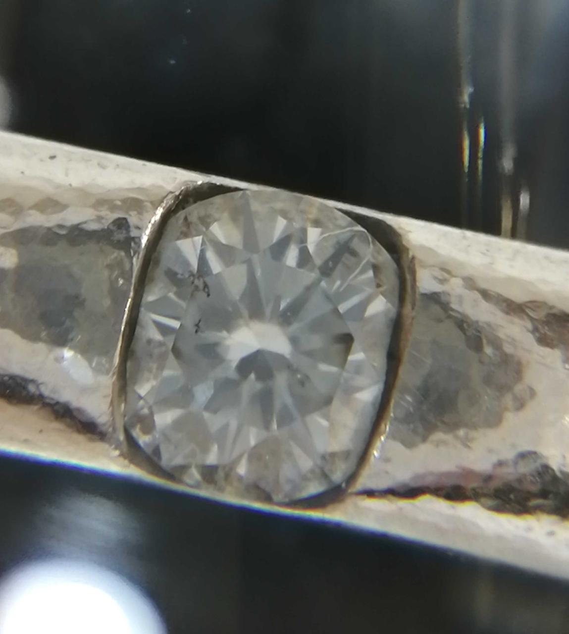 石　拡大鏡越し