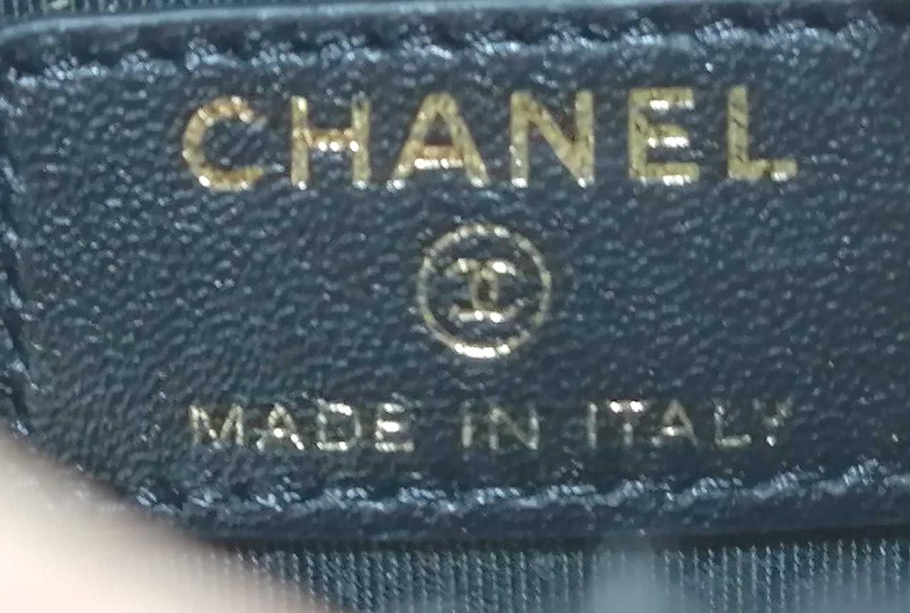 バッグ　中身　ロゴ