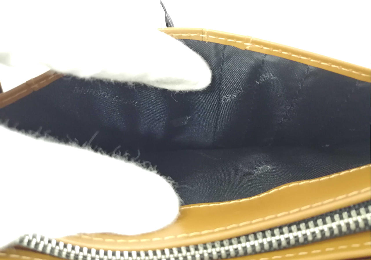 内側3　カードケースと小銭入れの間