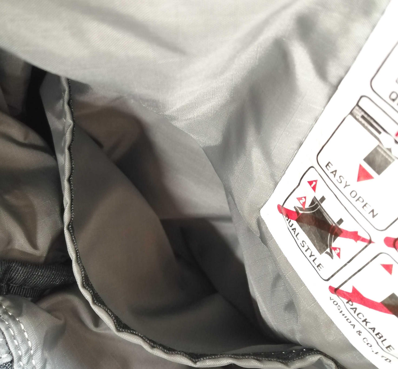 中身　正面側　左ポケット内側