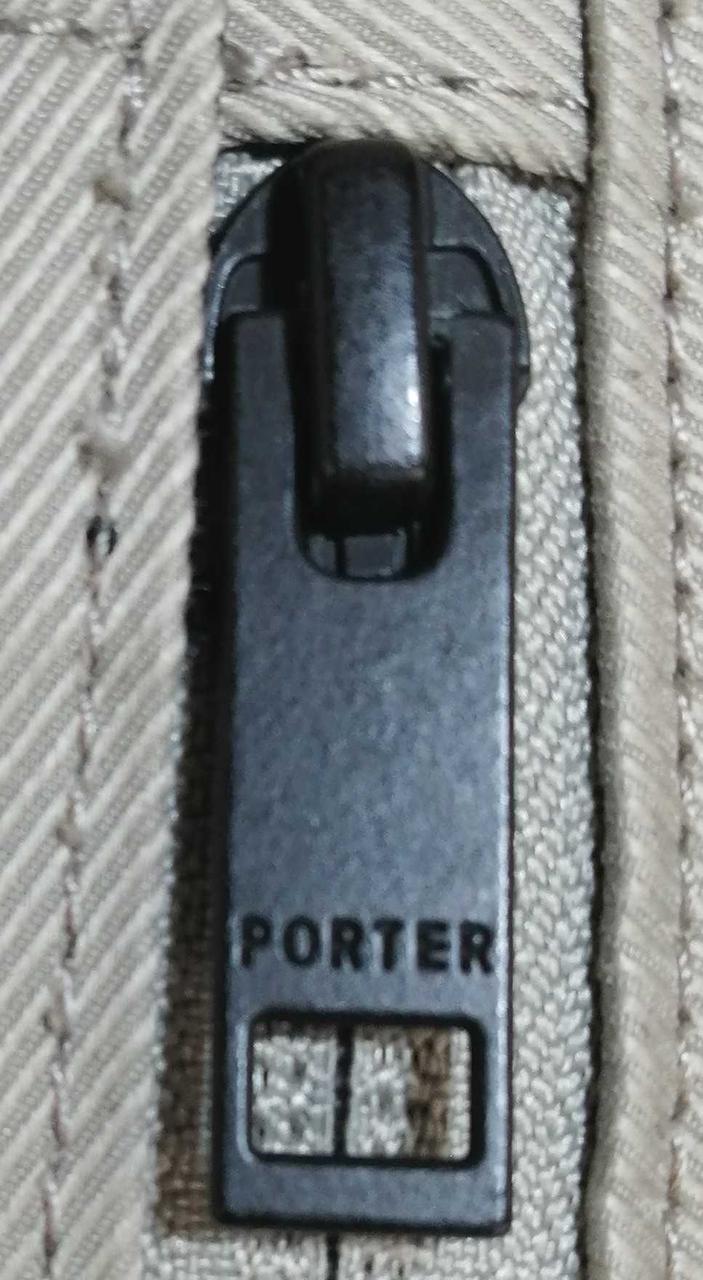 背面ポケット　ファスナー部分