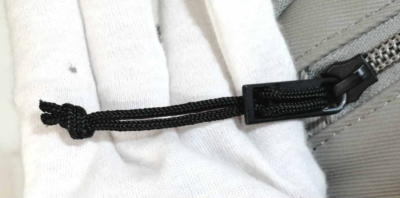 背面ポケット以外のファスナー
