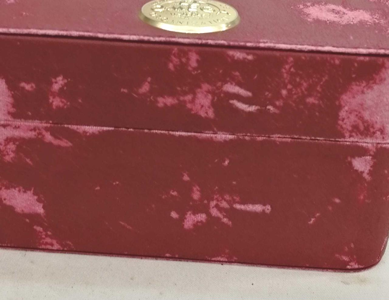 箱全体的に傷あります