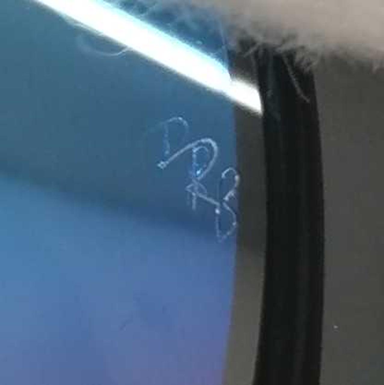 左レンズ　ロゴ