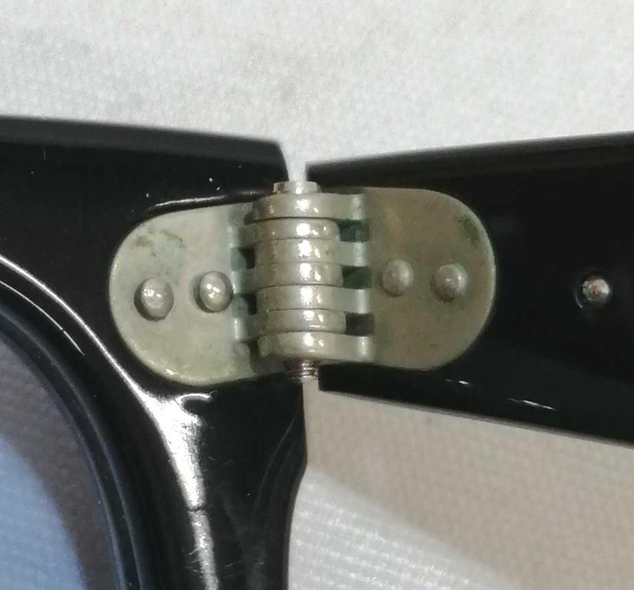 金属部分　右