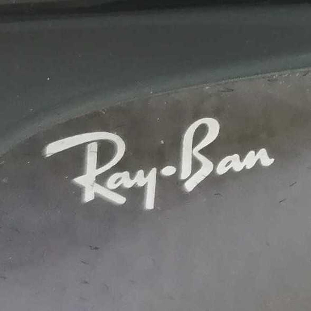 右レンズ　ロゴ