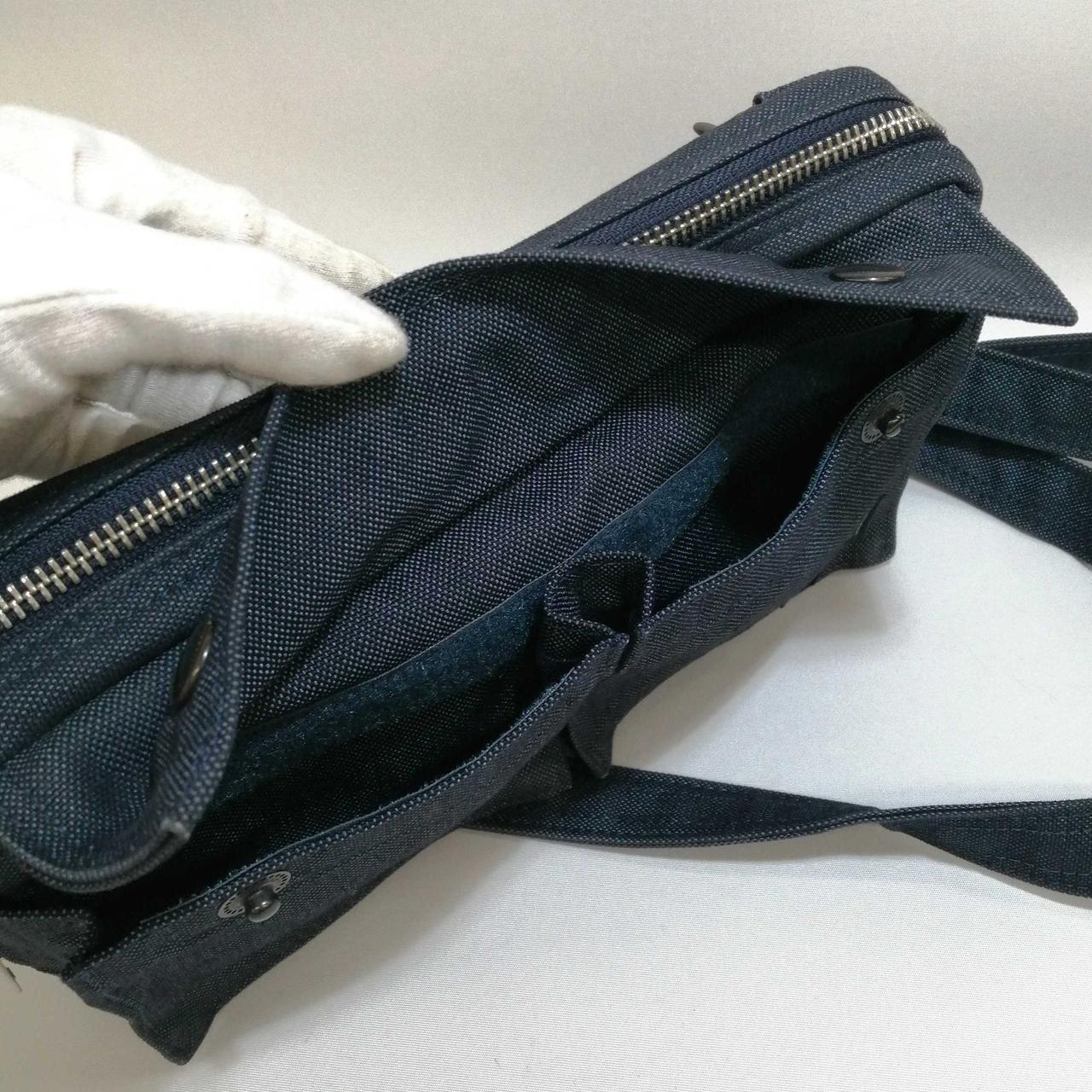 正面　ボタン、マジックテープ付きポケット