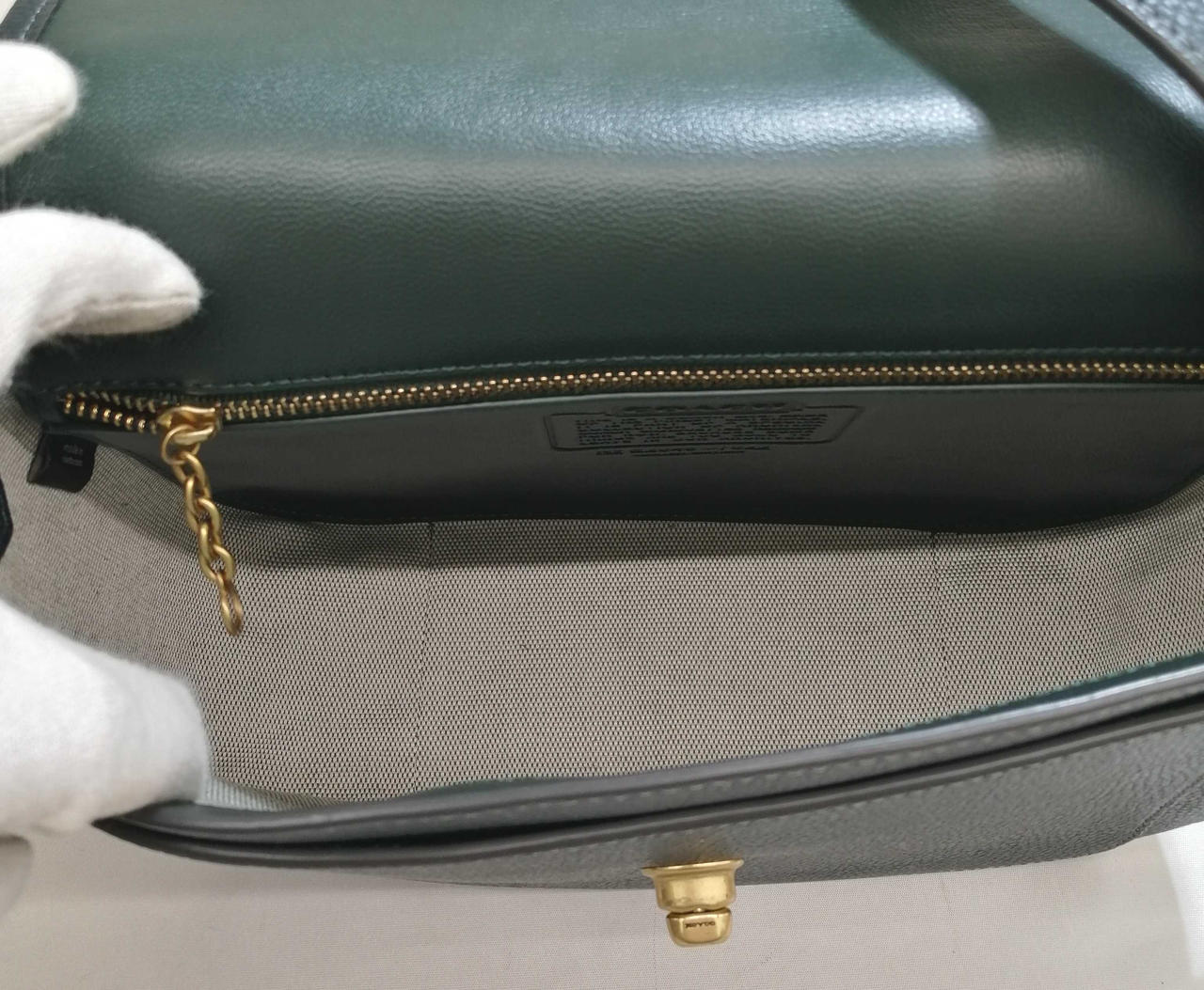 中身　チャック付きポーチあり