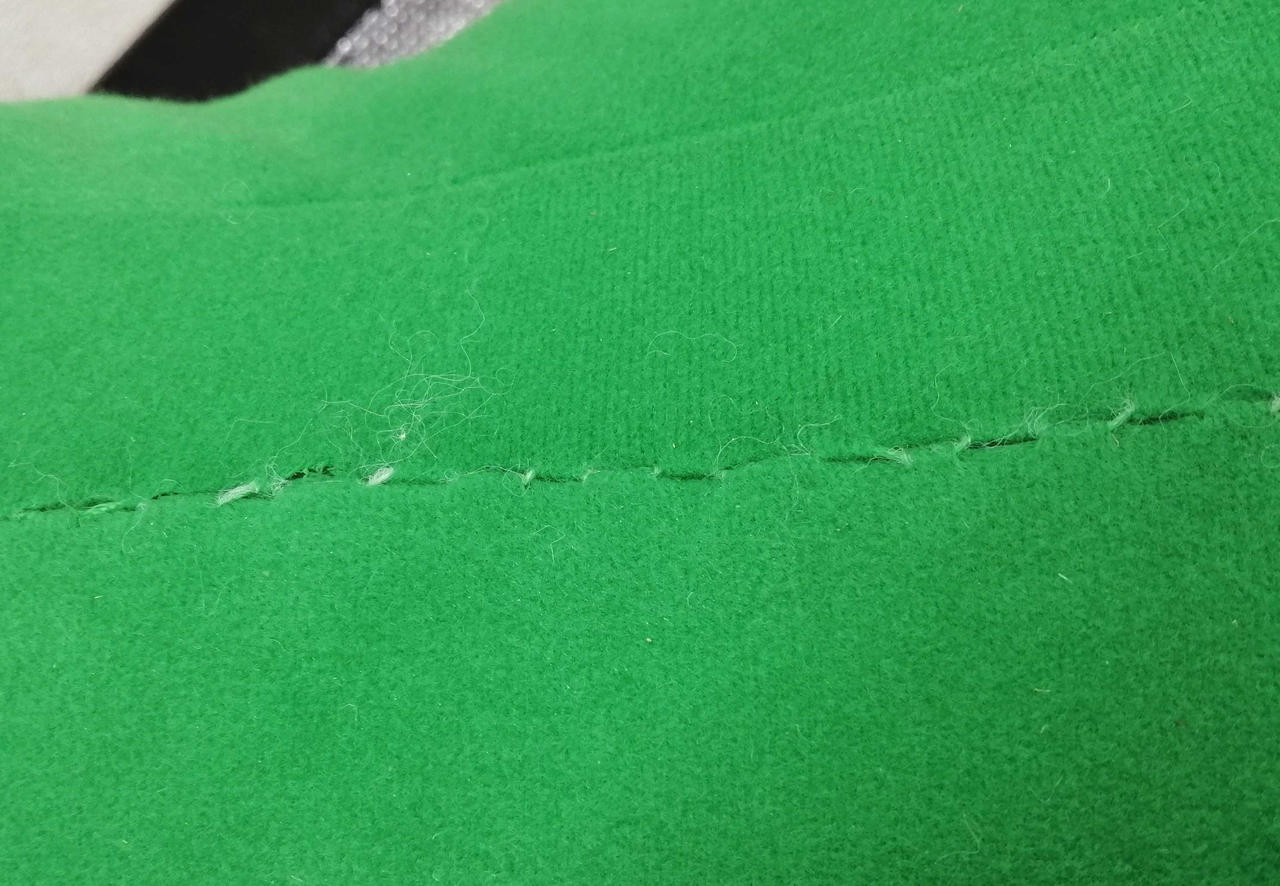 縫い目から綿が少し出ています