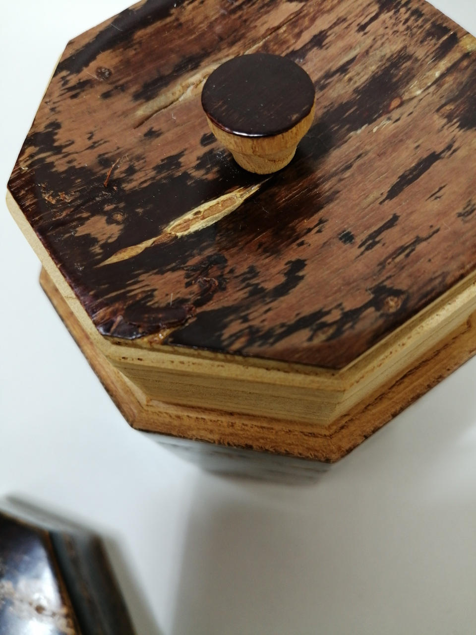 ひび割れの様な傷みあり。