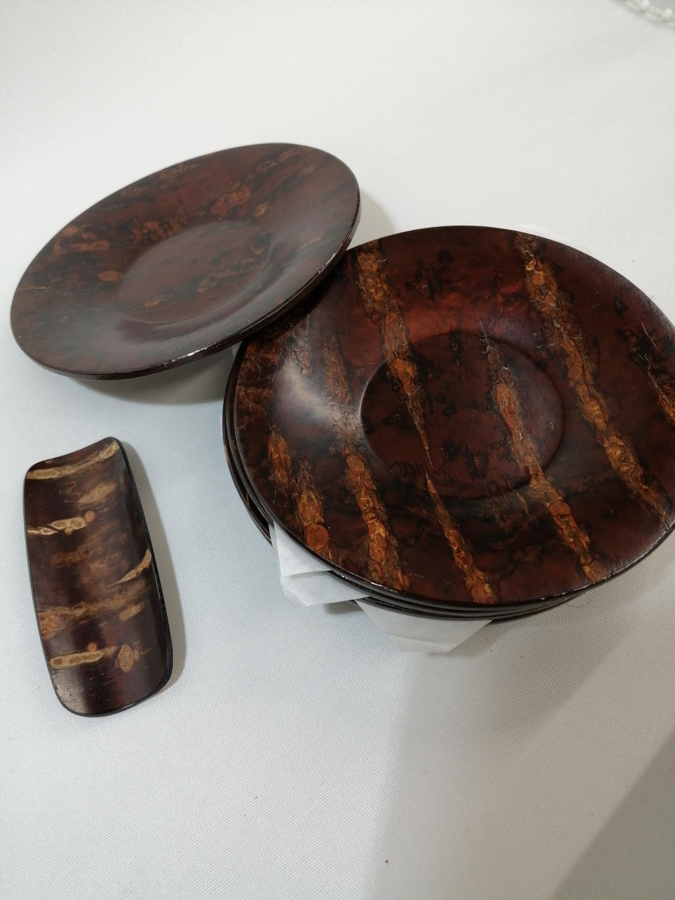 茶托は、1枚ずつ紙が挟まっています。