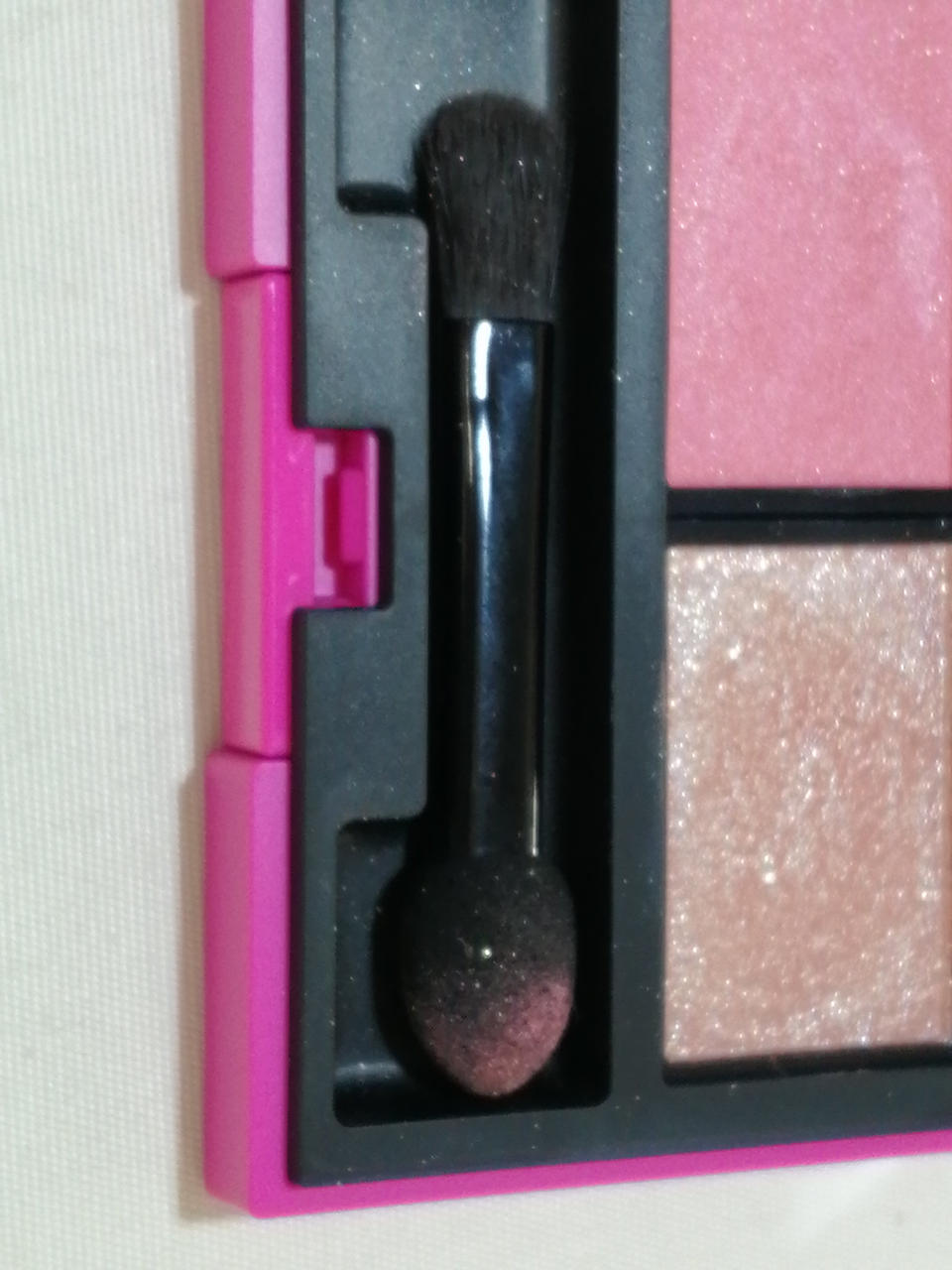 アイシャドウ本体中身
チップ使用済みです