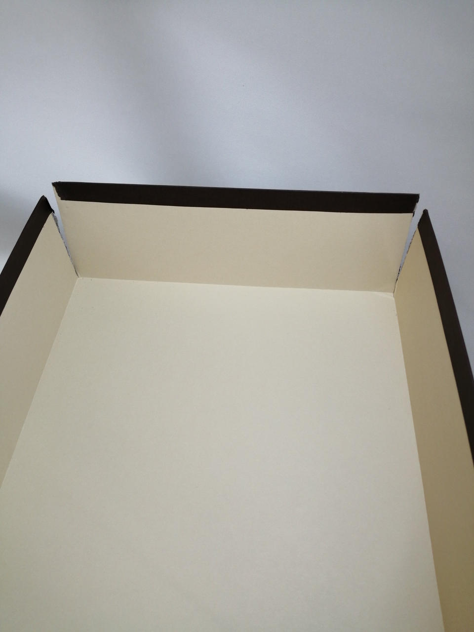 箱の蓋に割れあり