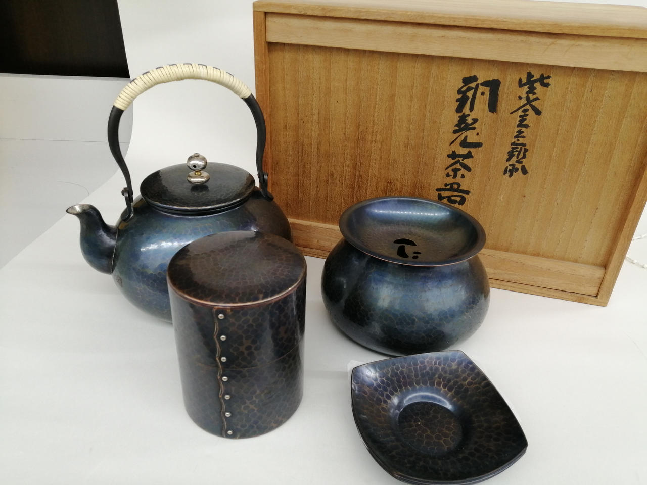 湯沸かし、茶筒、建水、茶托のセットです。