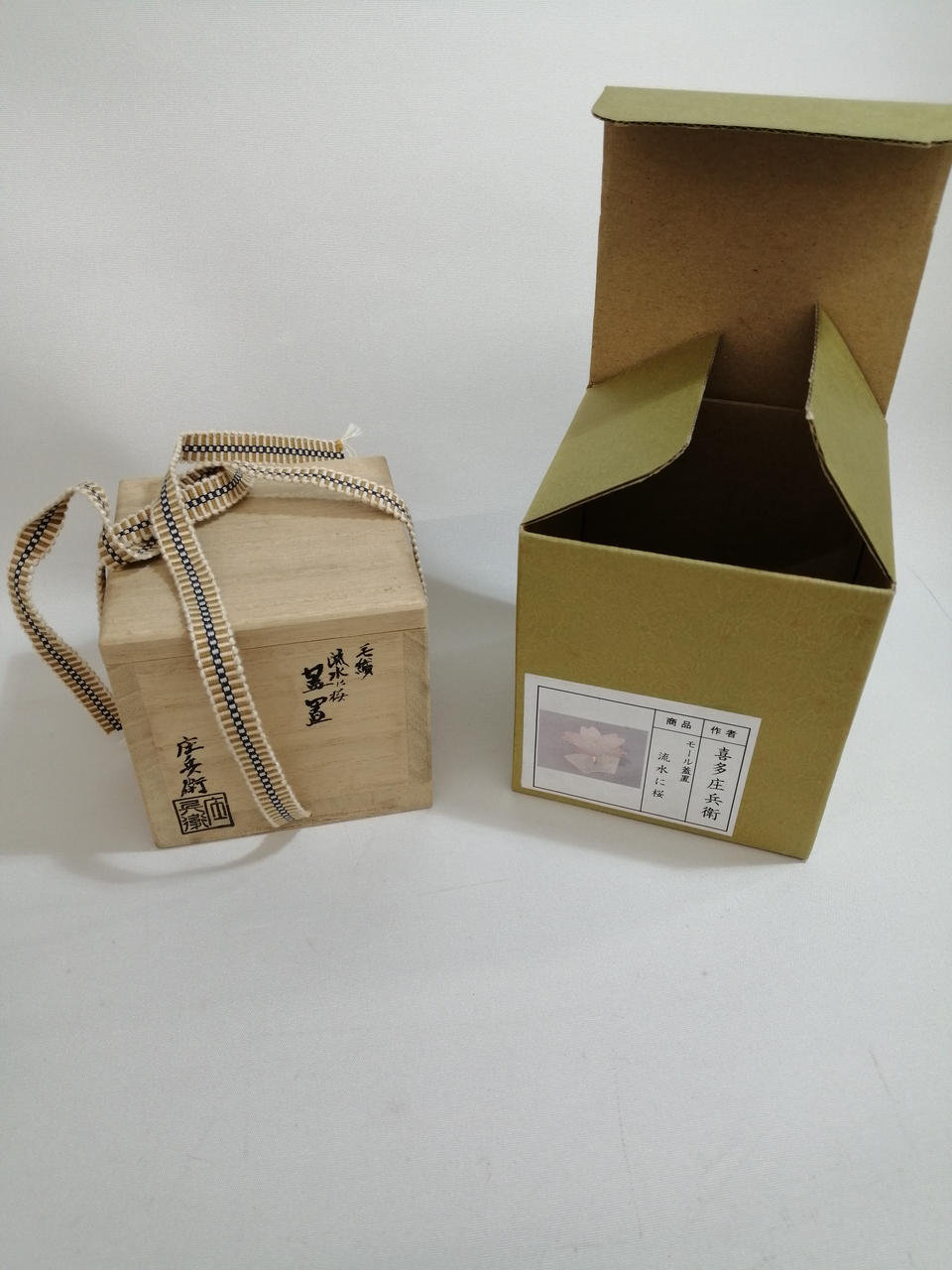 紙箱と木箱が付属します。