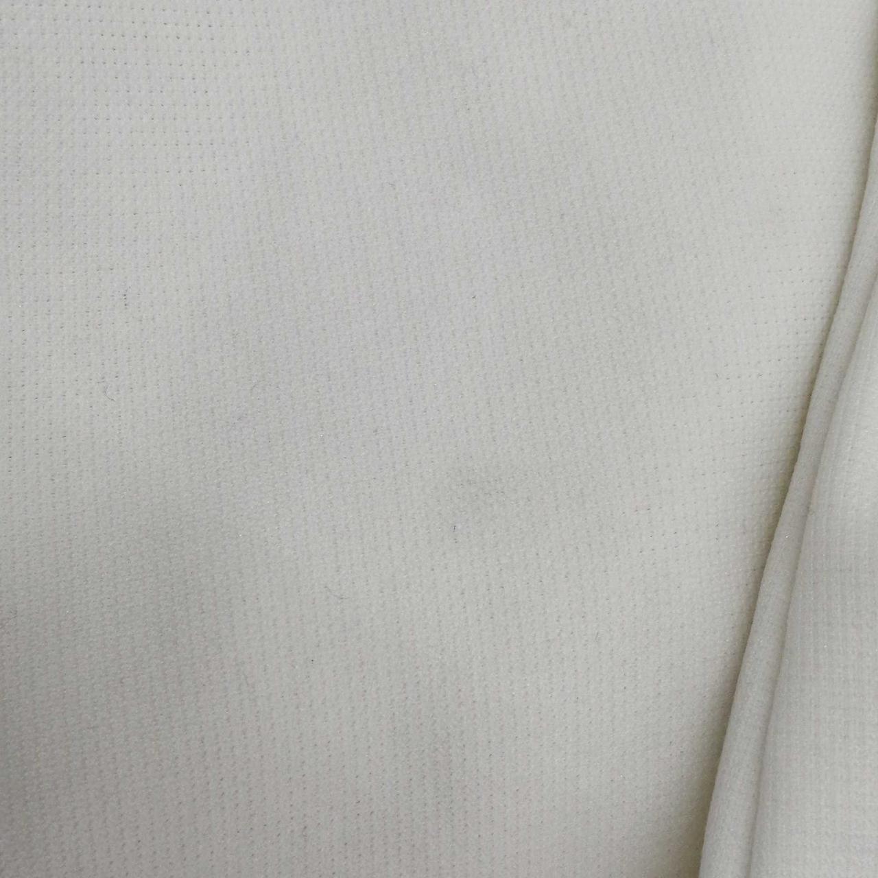 薄いシミや汚れがあります。