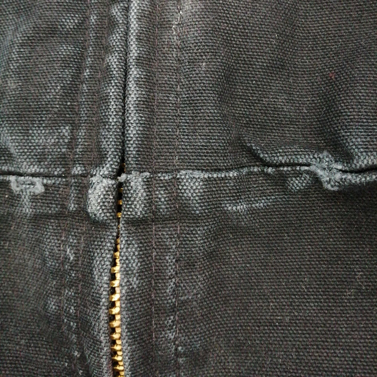 裾リブ付近にダメージがあります