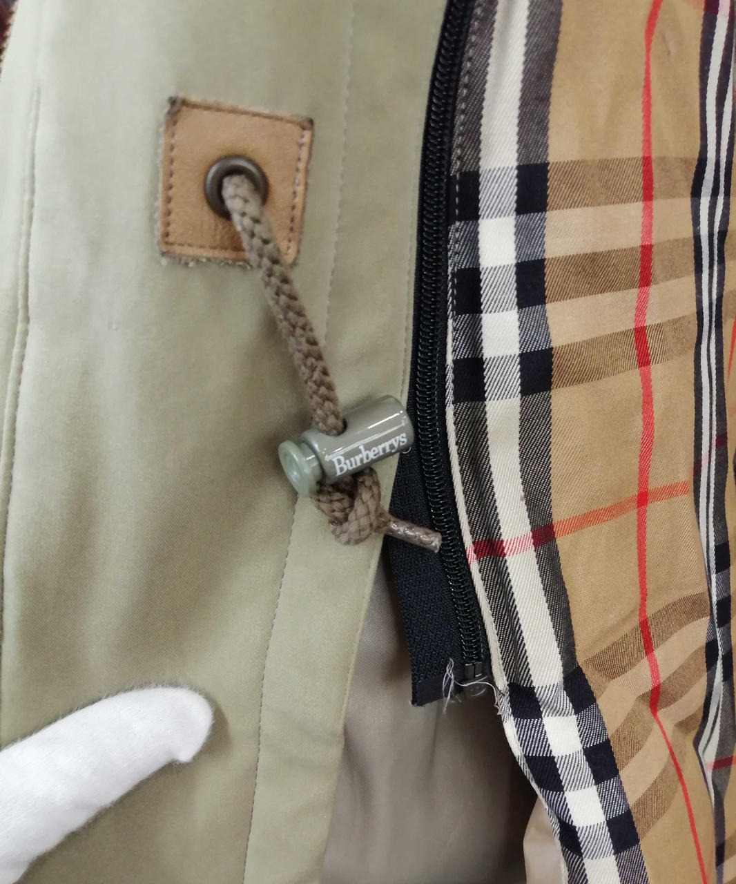 内側のチャックが少し取れかかっています。