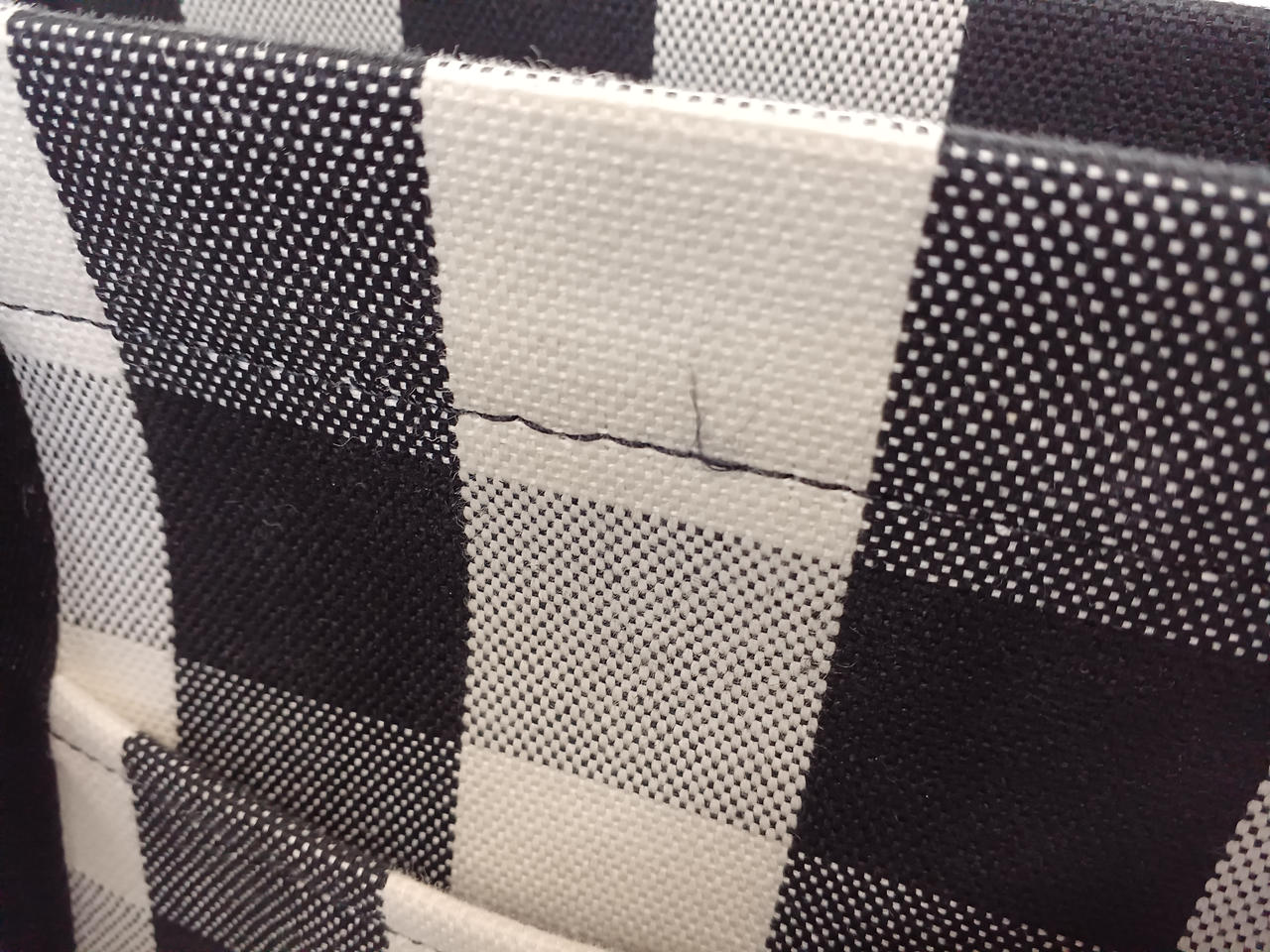 表面にほつれている箇所があります。