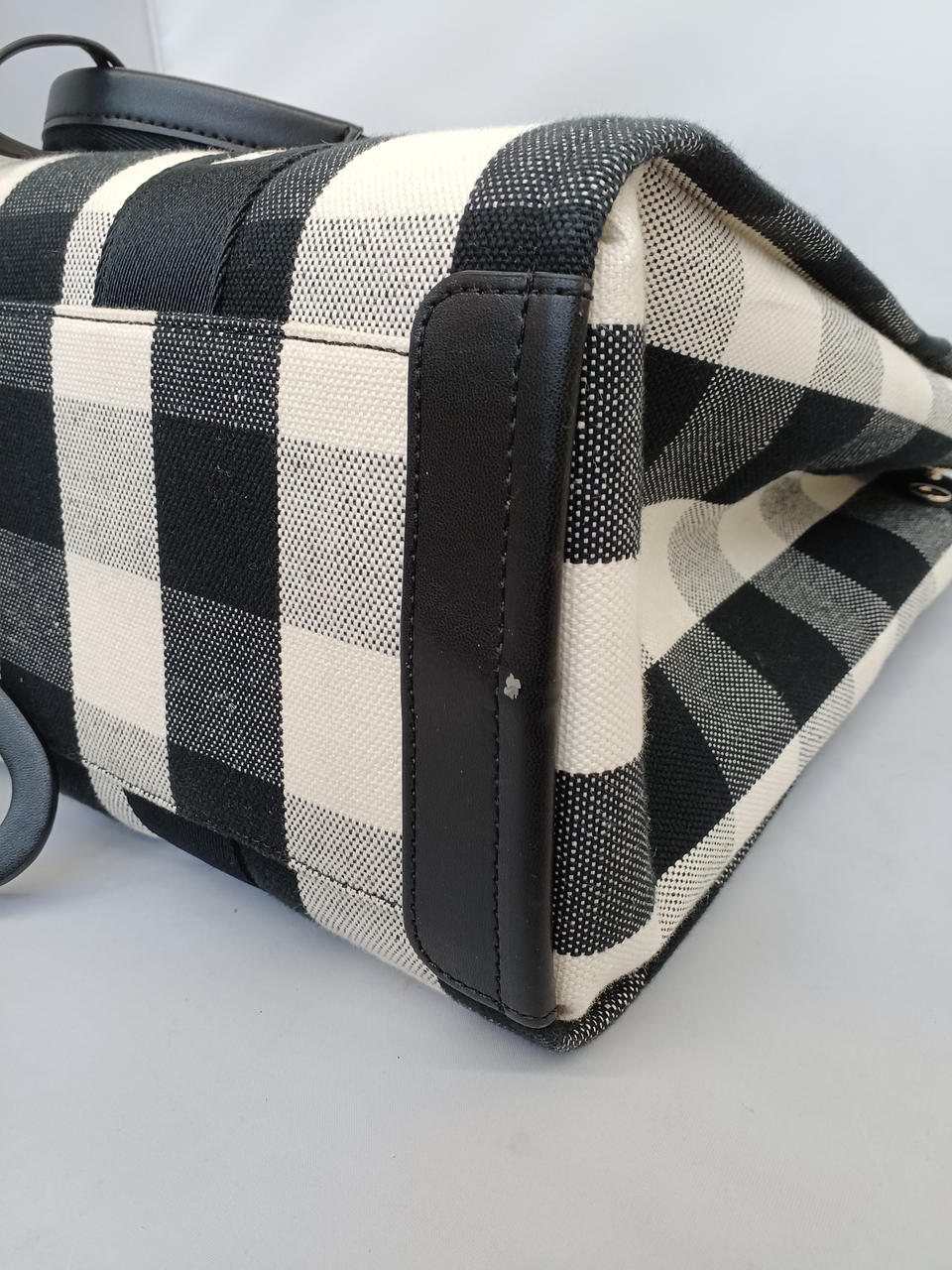 底面の一部に欠けがあります。